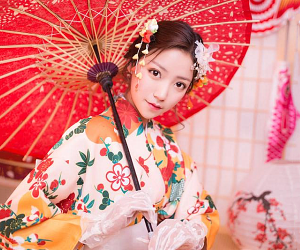 刀小刀在成为网红前,就已经是小有名气的职业coser,她cos了许多古装