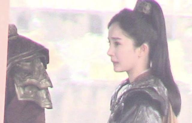 杨幂|杨幂片场又“臭脸”？被曝拍戏情绪不佳闹脾气，新剧造型发际线显眼