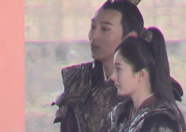 杨幂|杨幂片场又“臭脸”？被曝拍戏情绪不佳闹脾气，新剧造型发际线显眼