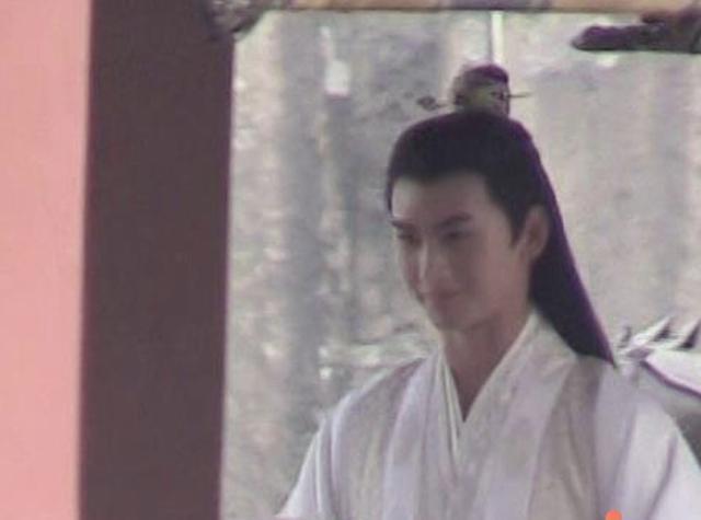 杨幂|杨幂片场又“臭脸”？被曝拍戏情绪不佳闹脾气，新剧造型发际线显眼