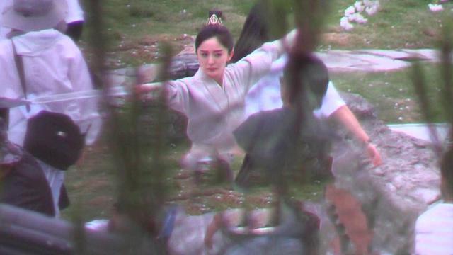 杨幂|杨幂片场又“臭脸”？被曝拍戏情绪不佳闹脾气，新剧造型发际线显眼