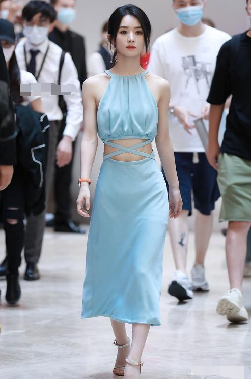 赵丽颖|32岁赵丽颖生图曝光，小蛮腰显少女感，看起来比实际年龄小十岁