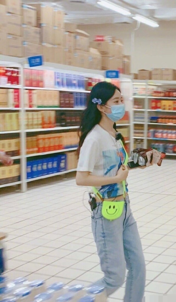 赵丽颖|32岁赵丽颖生图曝光，小蛮腰显少女感，看起来比实际年龄小十岁