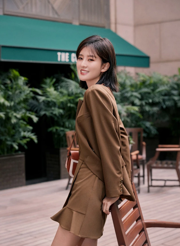 乔欣穿小西装出镜配白色v领内搭小女人模样大女人着装