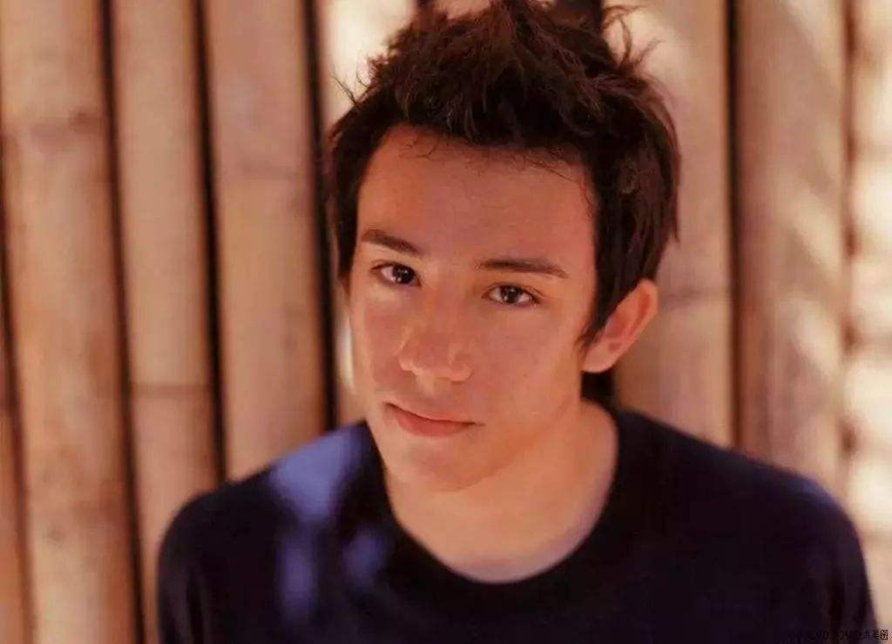 tvb小生|TVB小生两年得2子，曾被曝脚踩5条船，如今36岁浪子回头很幸福