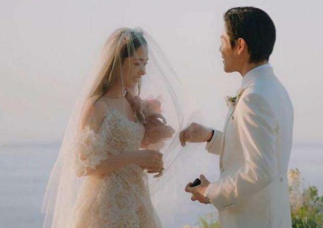 郭碧婷|孕妇郭碧婷剪利落短发留台待产，抱狗狗出镜脸上露久违笑容