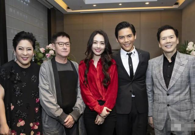 郭碧婷|孕妇郭碧婷剪利落短发留台待产，抱狗狗出镜脸上露久违笑容