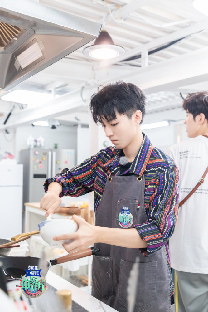 中餐厅4|《中餐厅4》高强度录制累倒艺人，赵丽颖腰伤复发，杨超越坐地不起！