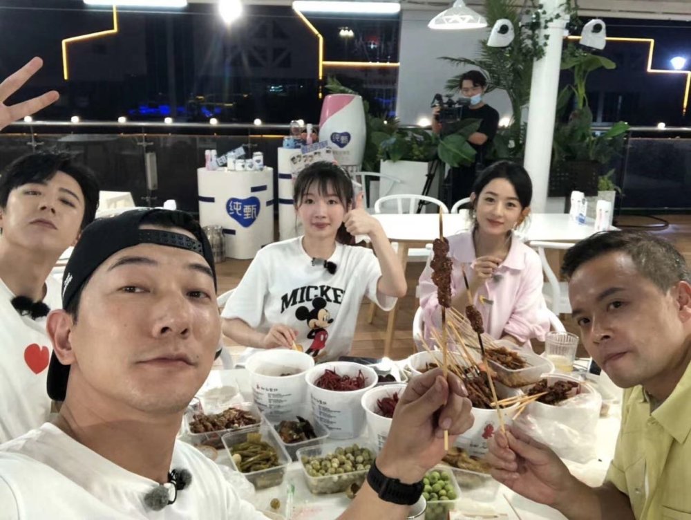 中餐厅4|《中餐厅4》高强度录制累倒艺人，赵丽颖腰伤复发，杨超越坐地不起！