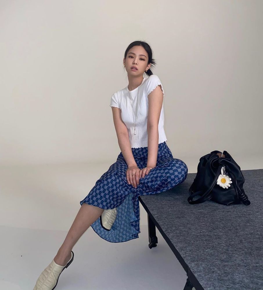 jennie晒私服吊带裙娇俏迷人,新鲜出炉鼻钉造型帅气,难掩心中得意