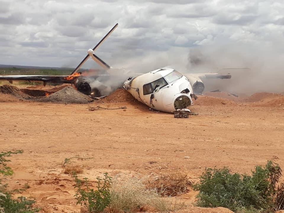 机场跑道|机场跑道上突然冒出一头驴，飞机为躲驴坠毁