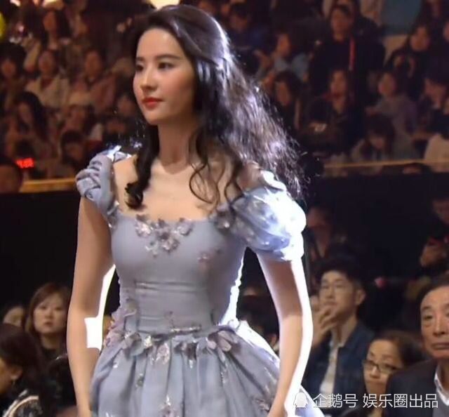 刘亦菲|刘亦菲微胖时有多美？穿晚礼服曲线让人心动，看30遍都不过瘾