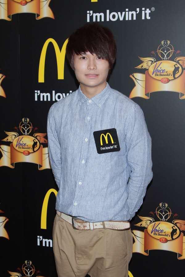 在场的两位主持人不得不说被胡鸿钧搞得有点懵了,马上点头说好,一瞬间