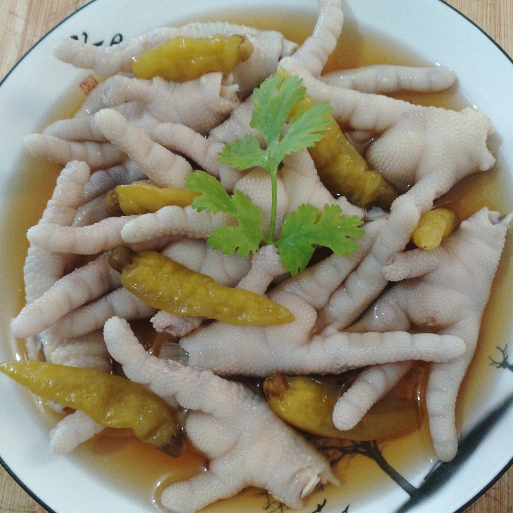 糟鸡爪的家常做法,皮脆有嚼劲,香辣入味,糟香四溢,炎炎夏日别有一番