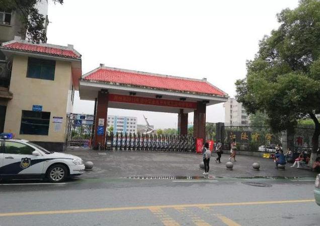 三,荆州市江陵中学江陵中学1958年成立,是荆州市重点中学,省示范高中