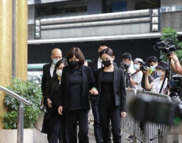 何超莲|何超莲送别赌王后首更动态，深夜晒窦骁健身肌肉照，配文疑透露同居