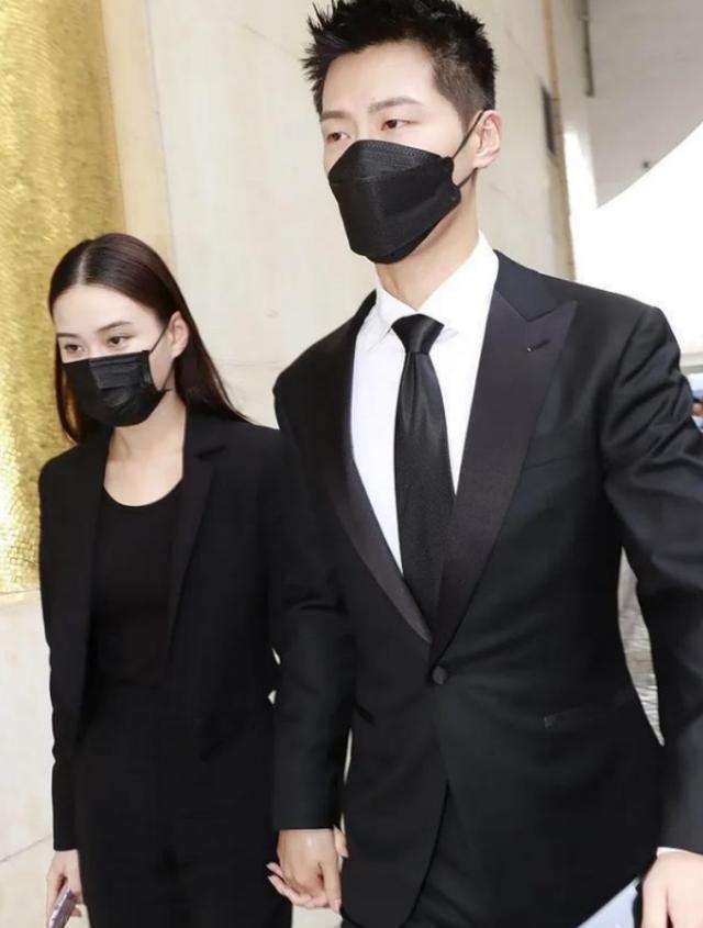 何超莲|何超莲送别赌王后首更动态，深夜晒窦骁健身肌肉照，配文疑透露同居