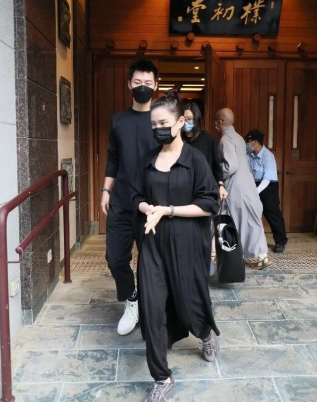 何超莲|何超莲送别赌王后首更动态，深夜晒窦骁健身肌肉照，配文疑透露同居