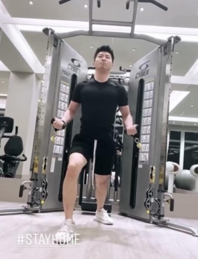 何超莲|何超莲送别赌王后首更动态，深夜晒窦骁健身肌肉照，配文疑透露同居