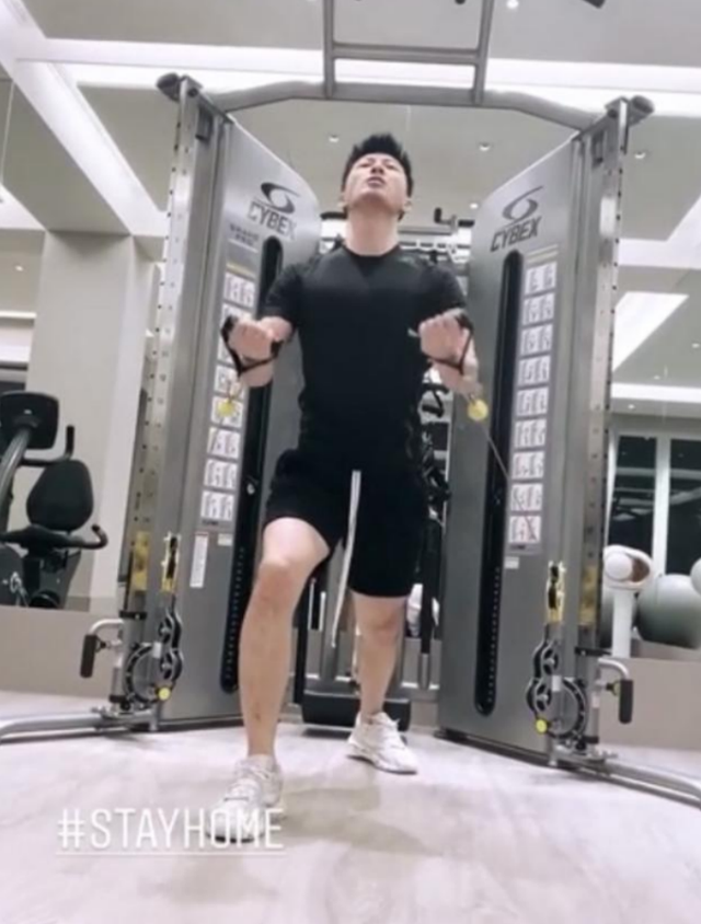 何超莲|何超莲送别赌王后首更动态，深夜晒窦骁健身肌肉照，配文疑透露同居