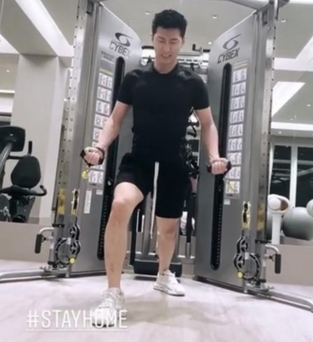 何超莲|何超莲送别赌王后首更动态，深夜晒窦骁健身肌肉照，配文疑透露同居