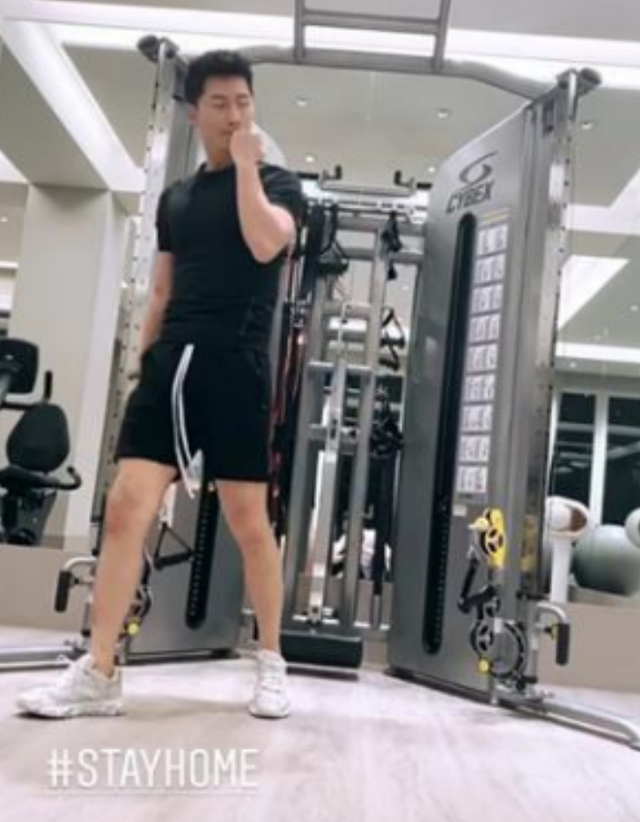 何超莲|何超莲送别赌王后首更动态，深夜晒窦骁健身肌肉照，配文疑透露同居