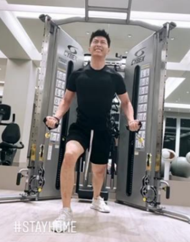 何超莲|何超莲送别赌王后首更动态，深夜晒窦骁健身肌肉照，配文疑透露同居