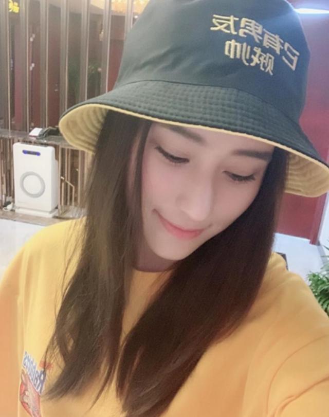 何超莲|何超莲送别赌王后首更动态，深夜晒窦骁健身肌肉照，配文疑透露同居