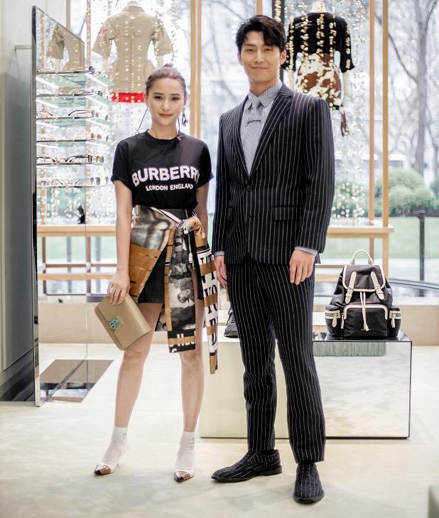 何超莲|何超莲送别赌王后首更动态，深夜晒窦骁健身肌肉照，配文疑透露同居