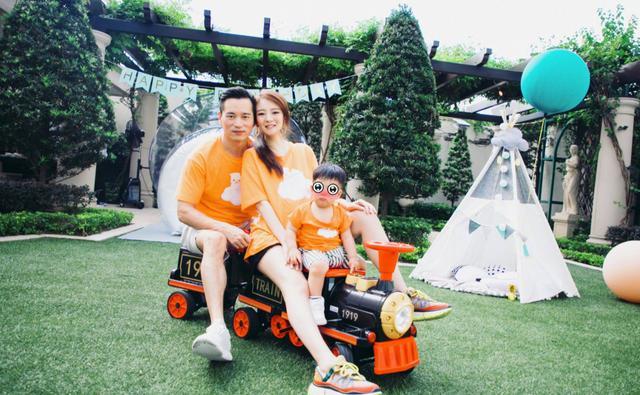 安以轩|40岁安以轩为大儿子庆生，肚大如箩却仍四肢纤细，孕期发量堪忧