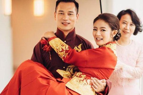 安以轩|40岁安以轩为大儿子庆生，肚大如箩却仍四肢纤细，孕期发量堪忧