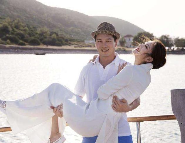 安以轩|40岁安以轩为大儿子庆生，肚大如箩却仍四肢纤细，孕期发量堪忧