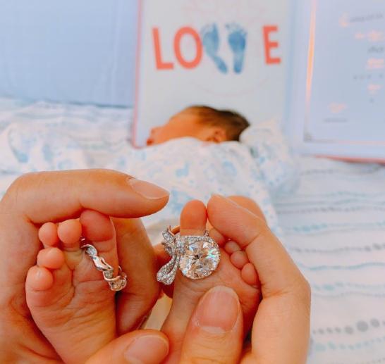 安以轩|40岁安以轩为大儿子庆生，肚大如箩却仍四肢纤细，孕期发量堪忧