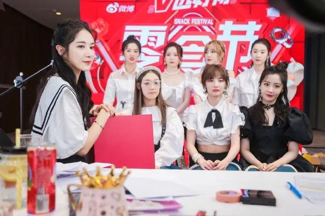 微博热搜|56次微博热搜、10个杂志封面，薇娅向左，李佳琦向右