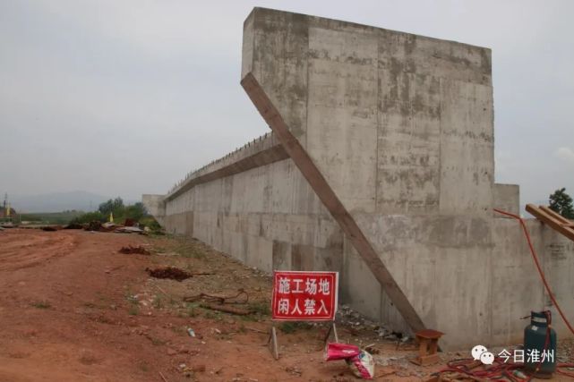 桥台部分州州在项目施工现场看到经二路一侧桥墩正在稳步推进成南高速