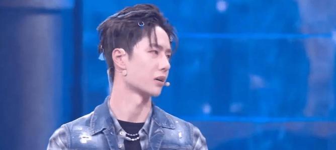 王一博|王一博出席发布会，身穿牛仔夹克，裤子被半拉被网友质疑？