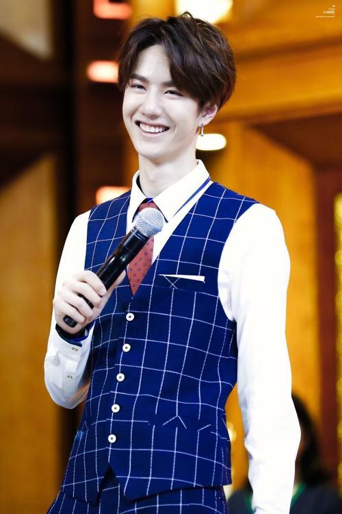 王一博|王一博出席发布会，身穿牛仔夹克，裤子被半拉被网友质疑？