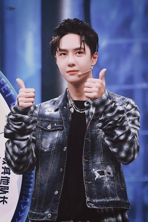 王一博|王一博出席发布会，身穿牛仔夹克，裤子被半拉被网友质疑？