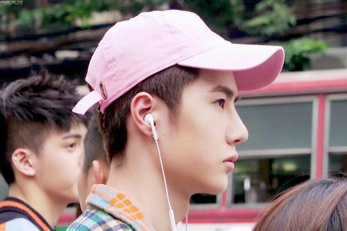 王一博|王一博出席发布会，身穿牛仔夹克，裤子被半拉被网友质疑？