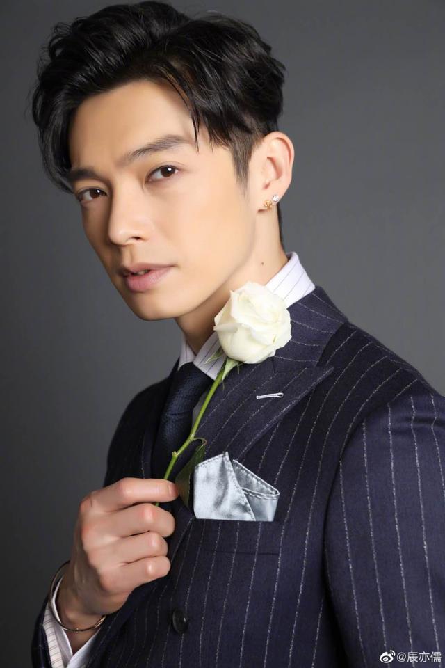 辰亦儒|39岁辰亦儒娶小8岁旺夫老婆，半年座驾翻三倍，还搬入5千万大楼