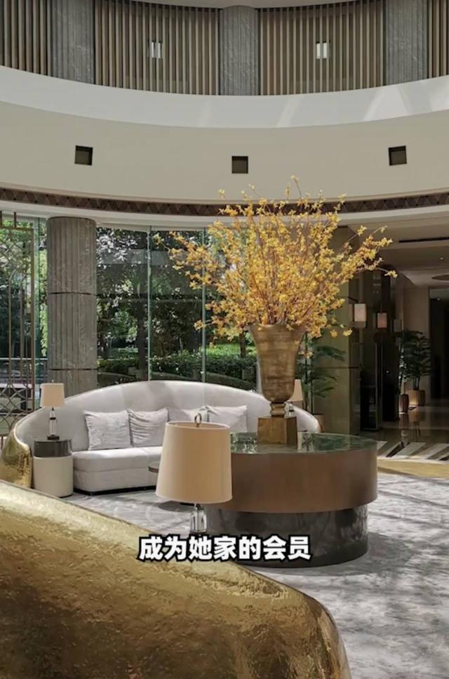黄圣依|超级贵妇黄圣依被曝一瓶面霜高达260万，网友：脸上抹一套房