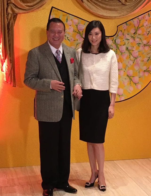 万梓良小16岁娇妻太惊艳,穿碎花裙优雅又端庄,气质不输明星