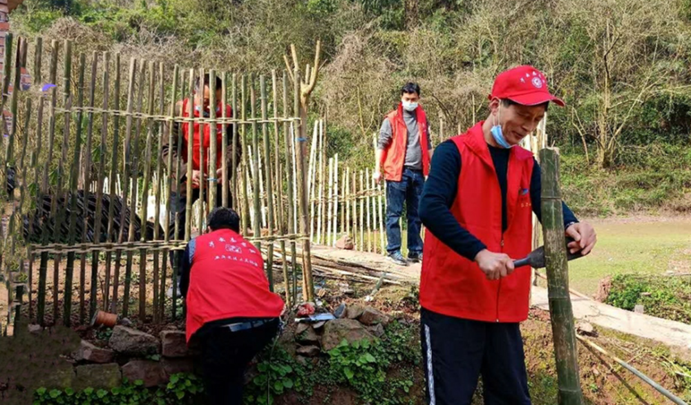 协助完成全村建卡贫困户的卫生改厕和自来水安装,实现了全村集中供水
