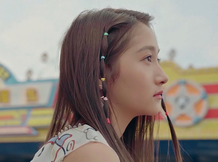 关晓彤|关晓彤鹿晗同款窗帘被热议，大家却关注镜头视角，我似乎明白了啥