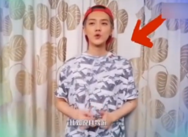 关晓彤|关晓彤鹿晗同款窗帘被热议，大家却关注镜头视角，我似乎明白了啥