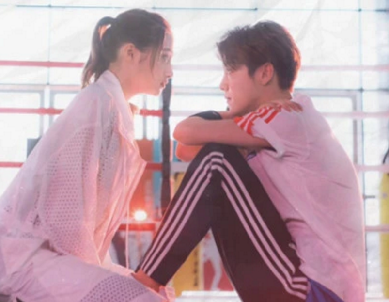 关晓彤|关晓彤鹿晗同款窗帘被热议，大家却关注镜头视角，我似乎明白了啥