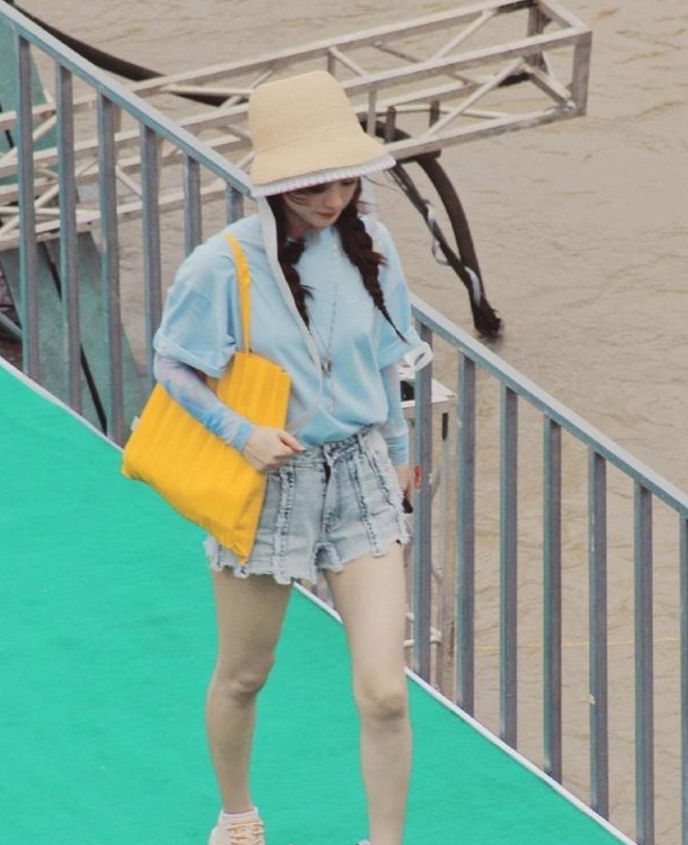 赵丽颖|赵丽颖产子后长变“筋肉腿”？穿短裤被偶遇，未P图太真实了