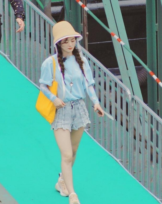 赵丽颖|赵丽颖产子后长变“筋肉腿”？穿短裤被偶遇，未P图太真实了