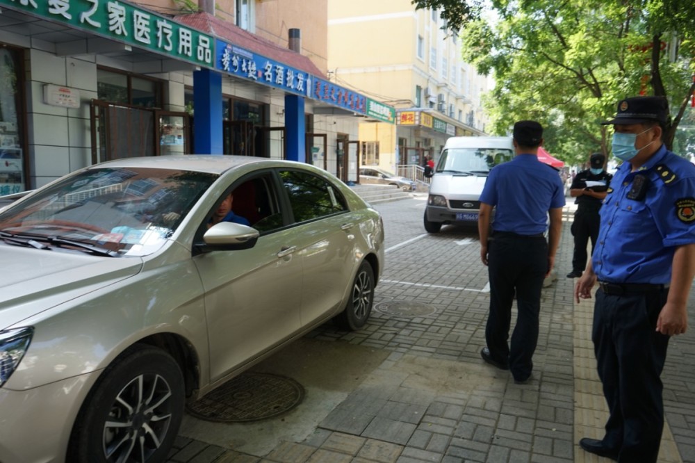 城管|逆向停车、占压盲道……城管严查“堵路式乱停车”