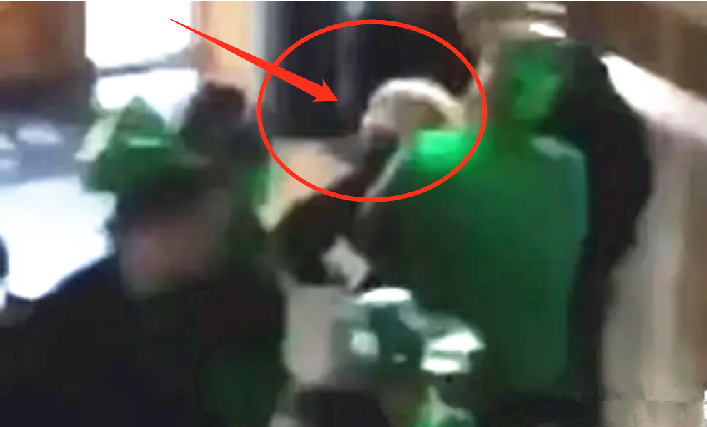 夜店|17岁女孩去夜店狂欢摔断腿，竟因此获赔1.5个亿一秒变富豪